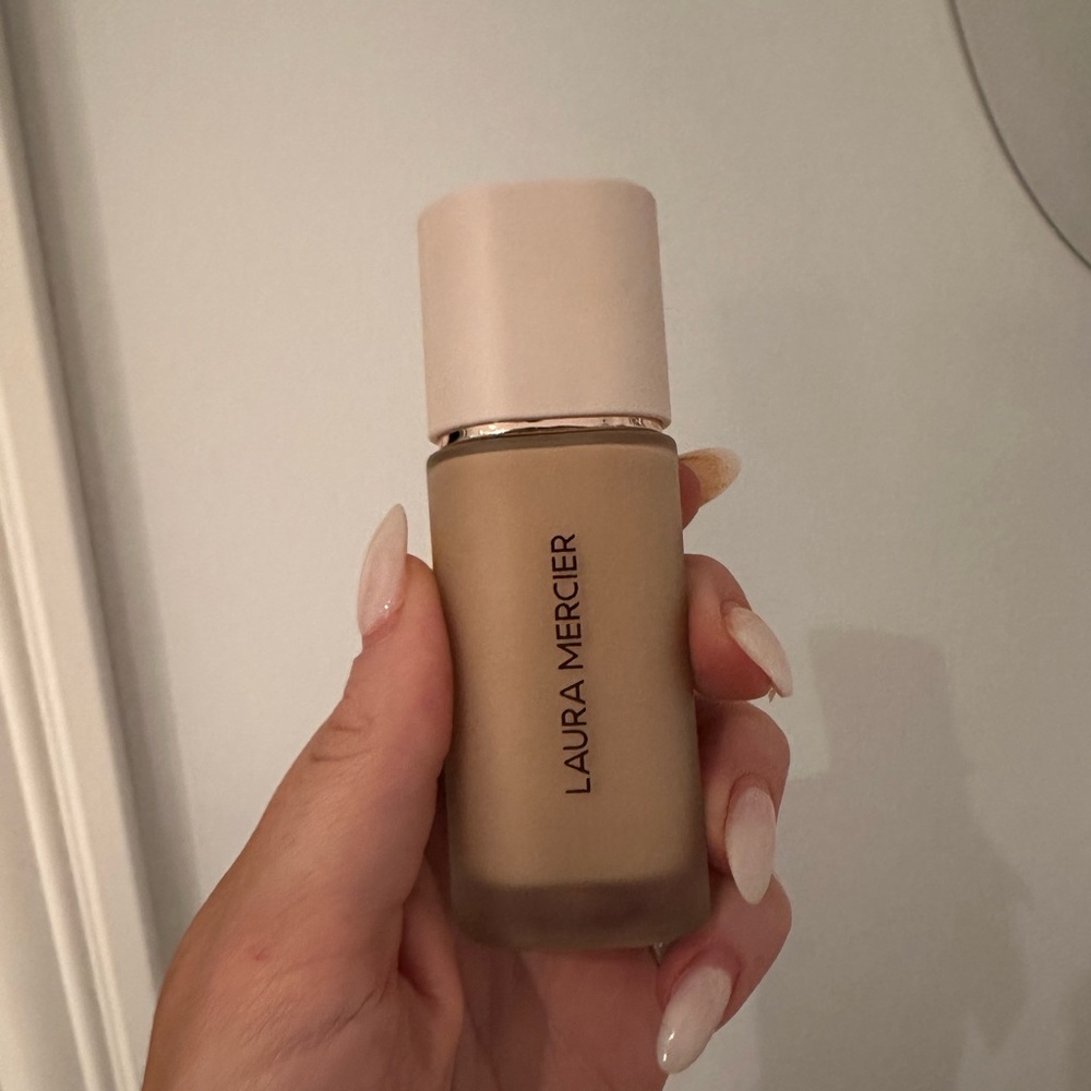 Laura Mercier Foundation 2N1